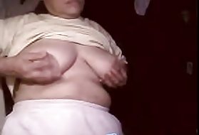 这个家伙得到一个梦幻般的口交和cums成熟的色情模特