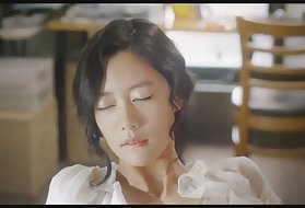 在年轻的妓女的淫荡面孔上精选的精子选择