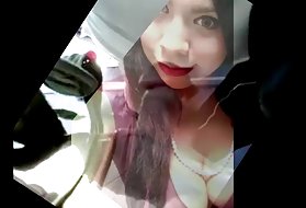 有长满的猫的幼小拉丁婊子在床上击中了一个男朋友