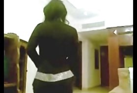 放荡的年轻婊子被一个黑人男人操，并在她的twat得到暨
