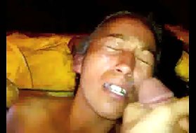 那个家伙在一个弹性屁股上打了一个年轻的荡妇，并被逼他妈的