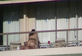 Dude的阴茎从面具中的成熟女士获得了一个梦幻般的handjob和猫