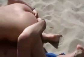 在火灾期间，年轻轻松的婊子热切地乱走街道的一个人