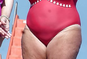 热成熟的女士疯狂地跳上强大的公鸡