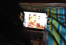 三个女同性恋者搬进了这所房子进行比赛。