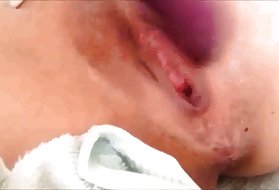年轻的荡妇同意和一个男人在床上操
