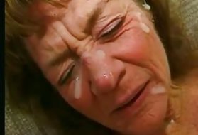 角质成熟的家庭主妇来到一个年轻的邻居，为了他的热情他妈的缘故