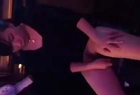 剃光的纹身女孩的猫