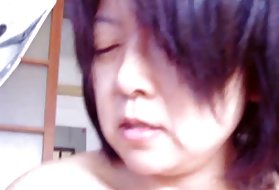 年轻的婊子绑了一个成熟女人的手，并用她的阴户坐在她的脸上