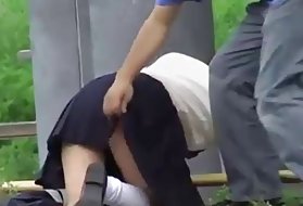 一群堕落的成熟女性释放了一个团体性交的男人