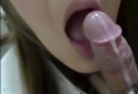 两个成熟的家庭主妇在床上探索彼此的拥抱