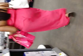 这位绅士的迪克从一位年轻的丰满黑发女郎身上得到了充满激情的吸引力