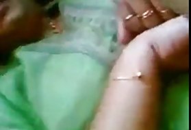 男人的鸡巴优秀地进入成熟女士的嘴和cums那里暨。