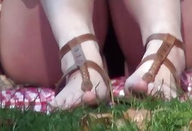 这个家伙的弟弟抓住了自慰的婊子和otfakal她的癌症