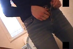 医生在办公室拉扯患者