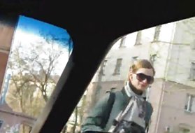 纹身的女孩吞下一个大家伙黑人不怕相机