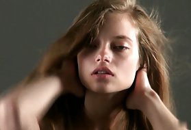 两个年轻的女朋友在高潮前在床上上演热情的舔