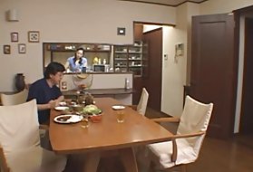 性感的女学生在狂野的聚会上转动他们的屁股