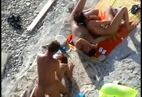 一名男子指责一名成熟女子的阴道并将他带到尿液中
