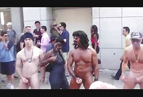 顽皮的妈妈带着一个邻居进入卧室进行肮脏的性行为，以阴部结束