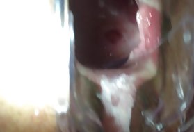 两个性感的年轻小鸡准备他妈的与舞台上的骑自行车的人