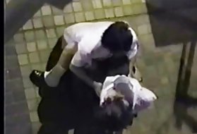 青少年婊子在她的弹性屁股中得到一个绅士的公鸡，并享受
