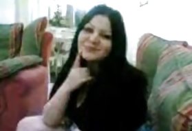 屁股放荡的年轻婊子从一个来袭的家伙伙计关闭高