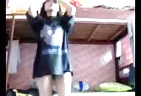 年轻的色情模特给了一个采访和放荡的表演胸部
