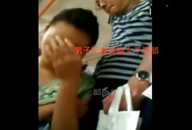 年轻美女的阴部和肛门被振动器和嗡嗡声搞砸了