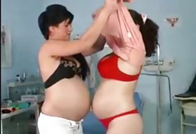 这位年轻的女士几乎开始在教皇的硬鸡巴中打嗝