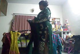 年轻的亚洲婊子陷入了两个成熟的担忧女性的粗俗爪子