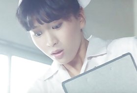 在一个别致的群体狂欢的震中的热和女孩