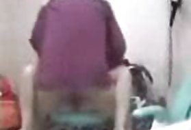色情模型露出她的阴部为handjob