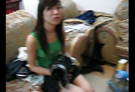 堕落的年轻金发女郎可以淫荡地在她的阴部采取阴茎