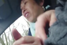 一个年轻女孩穿着整齐的屄在椅子上得到华丽的手淫