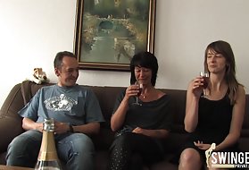 成熟的妻子在床上表现出令人难以置信的性欲欲望