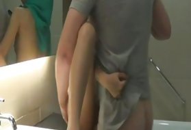 两个丰满的毛皮不能让自己远离坚强的站立成员