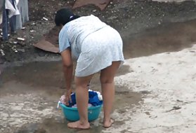娇小的荡妇高兴吮吸鸡巴和乱搞猫