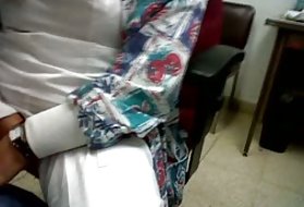 在淋浴时偷窥成熟的家庭主妇最终与她的第一个人发生性关系