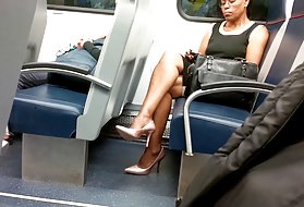 诱惑他的女朋友在沙发上，并降低她的连裤袜zhahnul她的阴部拉起腿