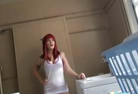 夫妇在乳胶衣服的卫生间得到性交