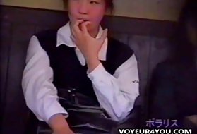 金发女郎非常紧张地和一个男人在一起