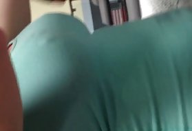 丈夫的鸡巴允许戴着眼镜的年轻妻子吮吸自己并暨她的脸