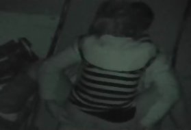 光滑剃光的年轻妓女可以很容易地吸收振动器
